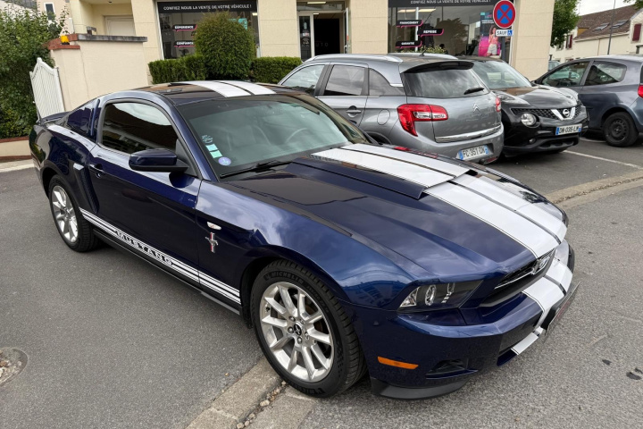 FORD MUSTANG