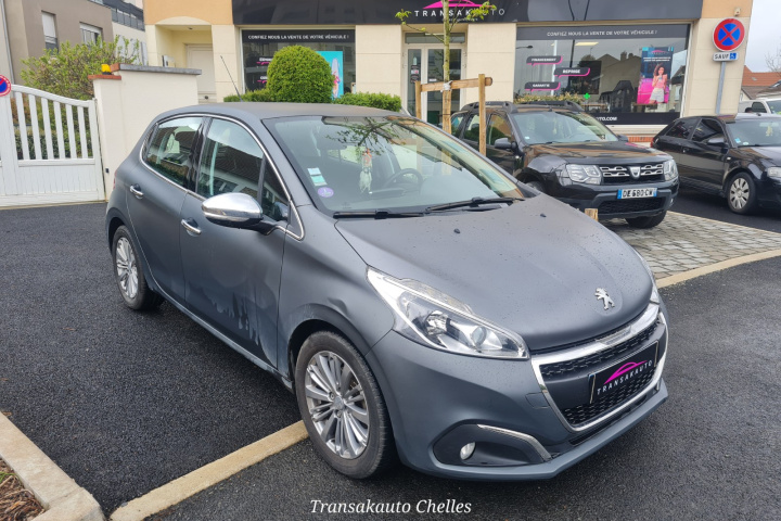 PEUGEOT 208