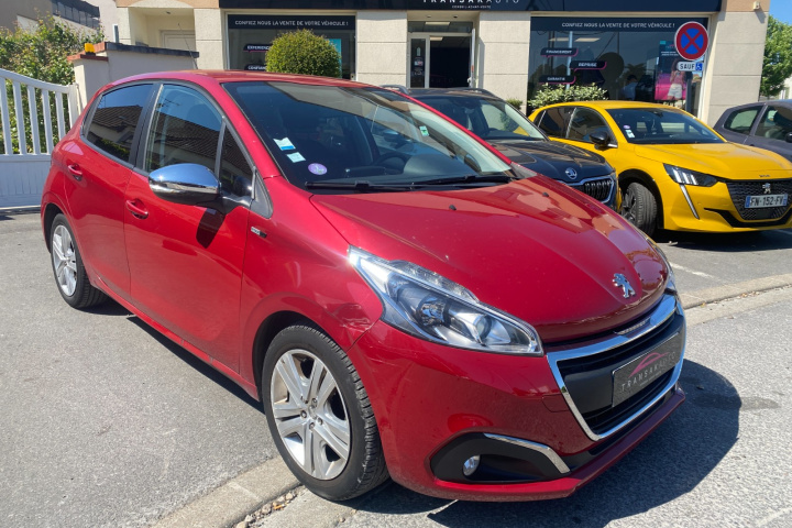 PEUGEOT 208